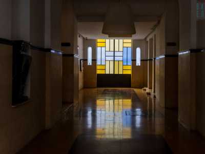 Le particolari linee dei balconi e i decori dell�atrio interno, con vasi neri e vetrate colorate, ne fanno un caratteristico esempio di architettura razionalista